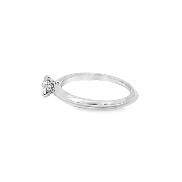 Anillo Solitario en Oro Blanco de 14K con Brillante de 0.17 ct, calidad HSI.