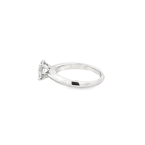 Anillo solitario en oro blanco de 14K con 0.77 ct en diamante HSI