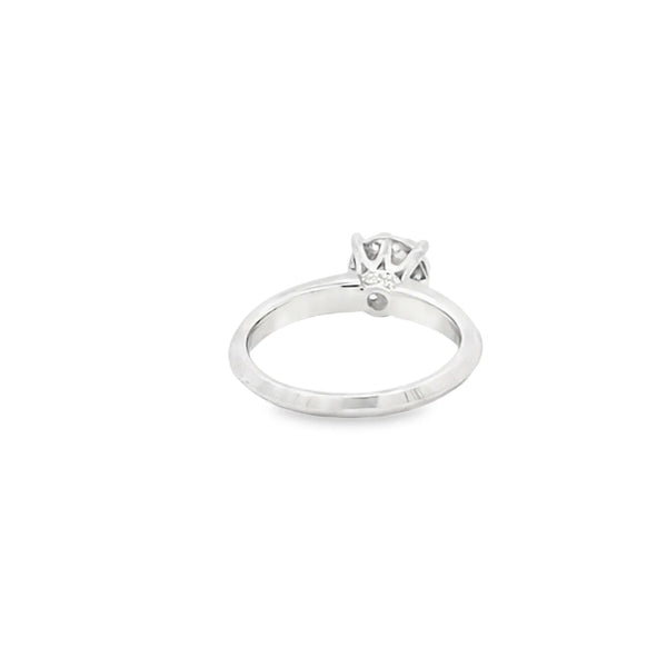 Anillo solitario en oro blanco de 14K con 0.77 ct en diamante HSI