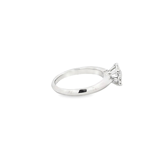 Anillo solitario en oro blanco de 14K con 0.77 ct en diamante HSI