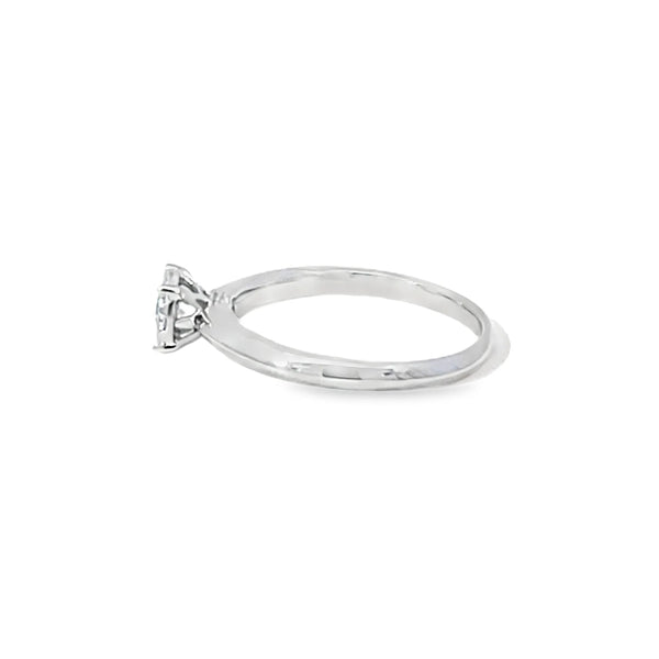 Anillo Solitario en Oro Blanco de 14K con Brillante de 0.24 ct, calidad H SI1.