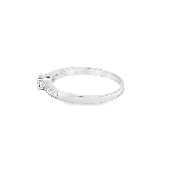 Anillo solitario en oro blanco de 14K con un diamante de 0.30 ct