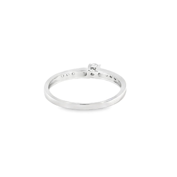 Anillo solitario en oro blanco de 14K con un diamante de 0.30 ct