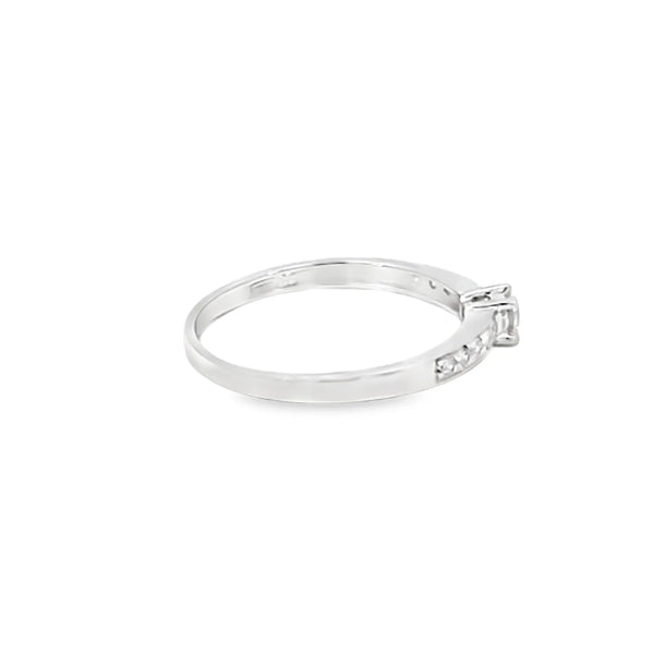 Anillo solitario en oro blanco de 14K con un diamante de 0.30 ct