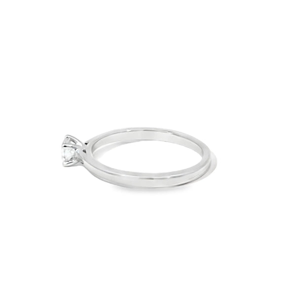 Anillo solitario en oro blanco de 14K con un diamante de 0.20 ct