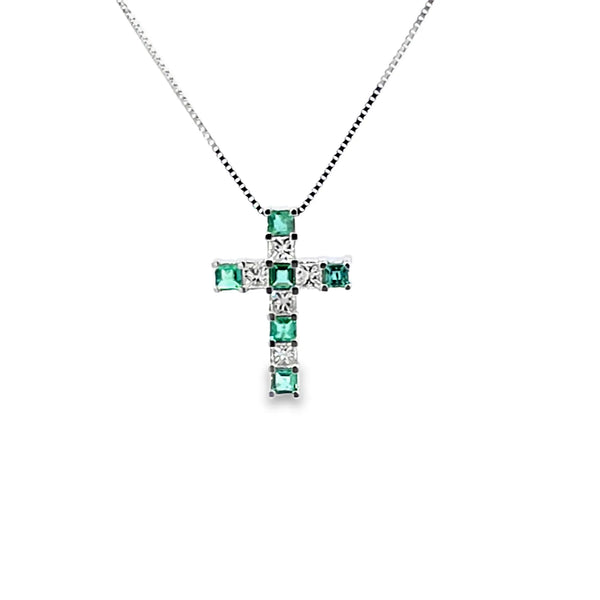Cruz con cadena en oro blanco de 14K con esmeralda de 0.27 ct