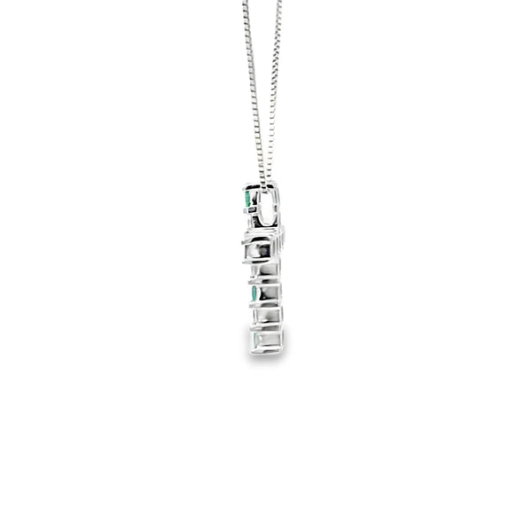 Cruz con cadena en oro blanco de 14K con esmeralda de 0.27 ct