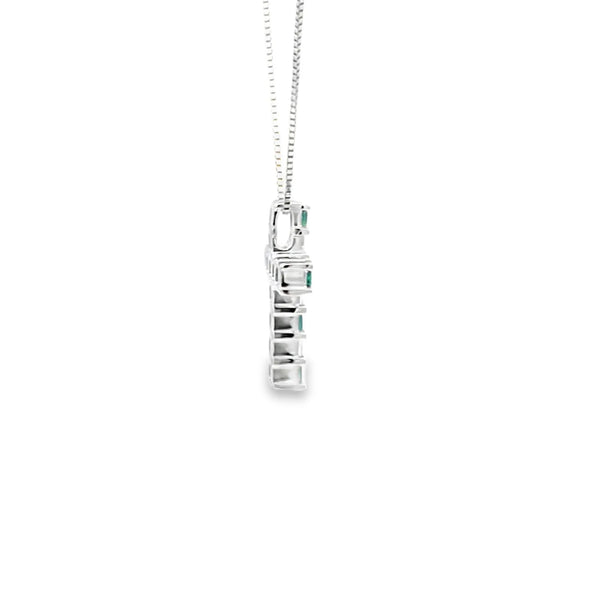Cruz con cadena en oro blanco de 14K con esmeralda de 0.27 ct