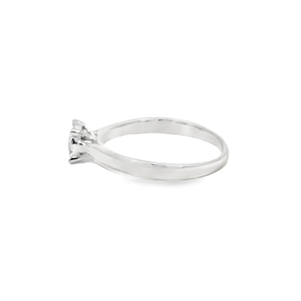 Anillo solitario en oro blanco de 14K con un diamante de 0.25 ct