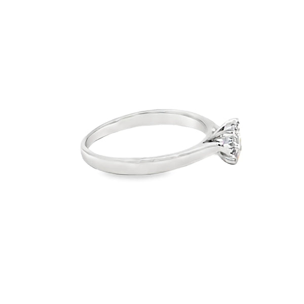Anillo solitario en oro blanco de 14K con un diamante de 0.25 ct