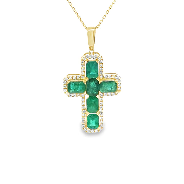 Cruz con cadena en oro amarillo de 14K con 0.48 ct en diamantes y 3.81 ct en esmeraldas