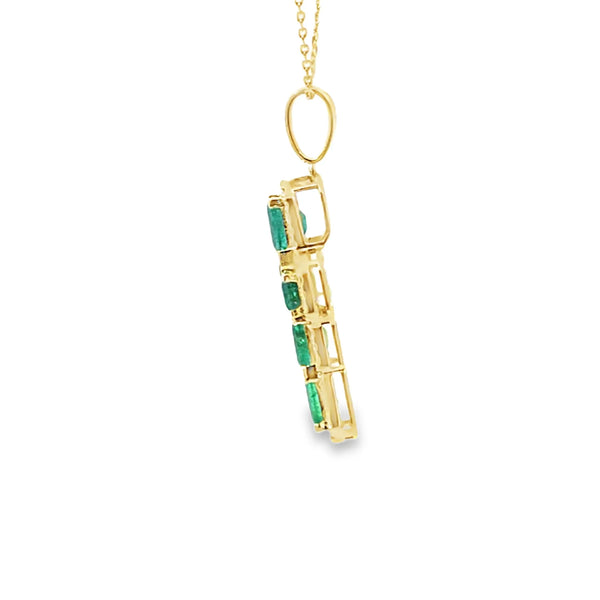 Cruz con cadena en oro amarillo de 14K con 0.48 ct en diamantes y 3.81 ct en esmeraldas