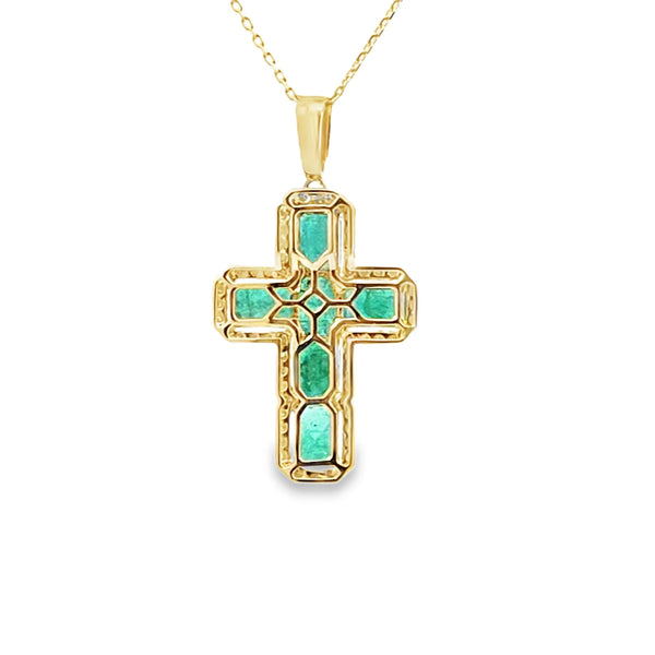 Cruz con cadena en oro amarillo de 14K con 0.48 ct en diamantes y 3.81 ct en esmeraldas