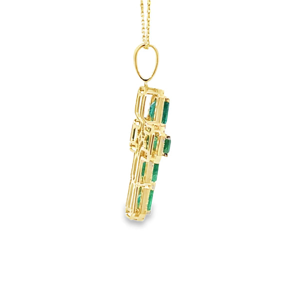 Cruz con cadena en oro amarillo de 14K con 0.48 ct en diamantes y 3.81 ct en esmeraldas