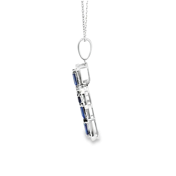 Cruz con cadena en oro blanco de 14K con 0.48 ct en diamantes y 3.81 ct en zafiros