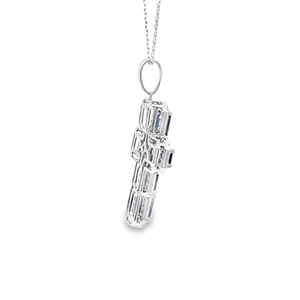 Cruz con cadena en oro blanco de 14K con 0.48 ct en diamantes y 3.81 ct en zafiros