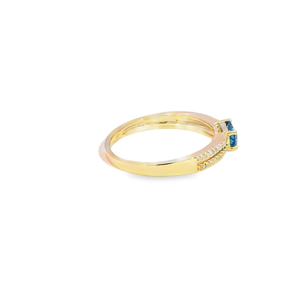 Anillo dama en oro amarillo de 14K con diamante de 0.10CT y topacio azul de 0.31CT