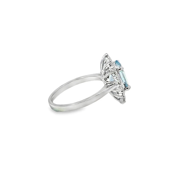 Anillo para Dama en Oro Blanco de 18K, con Brillante de 0.85 ct y Aquamarina de 2.2 ct.