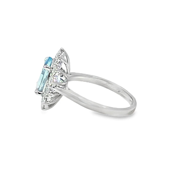 Anillo para Dama en Oro Blanco de 18K, con Brillante de 0.78 ct y Aquamarina de 3.02 ct.
