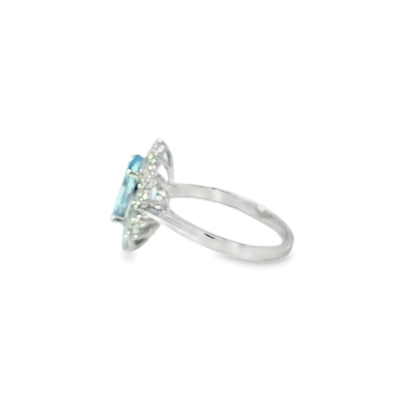 Anillo para Dama en Oro Blanco de 18K, con Brillante de 0.56 ct y Aquamarina de 2.56 ct.