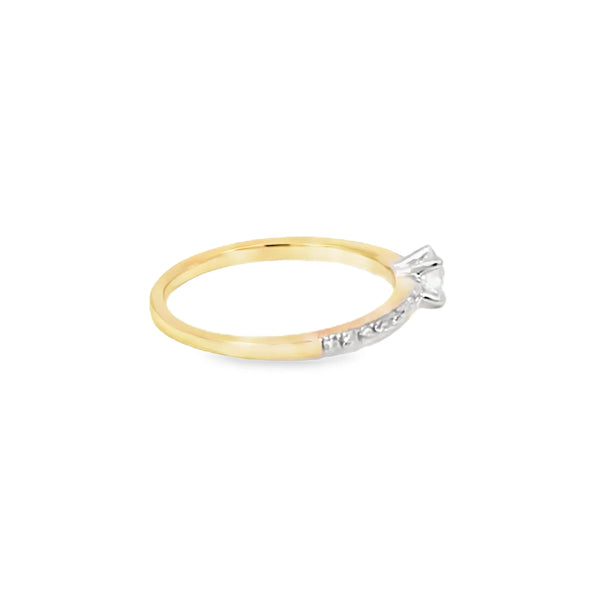 Anillo solitario en oro amarillo de 14K, con un diamante de 0.40 ct