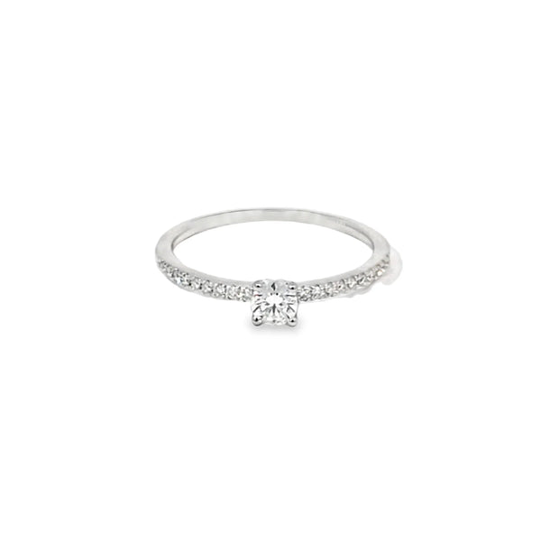 Anillo solitario en oro blanco de 14K con un diamante de 0.30 ct