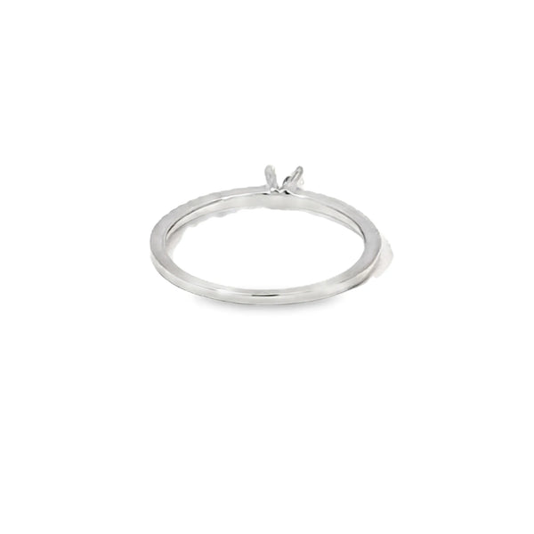 Anillo solitario en oro blanco de 14K con un diamante de 0.30 ct