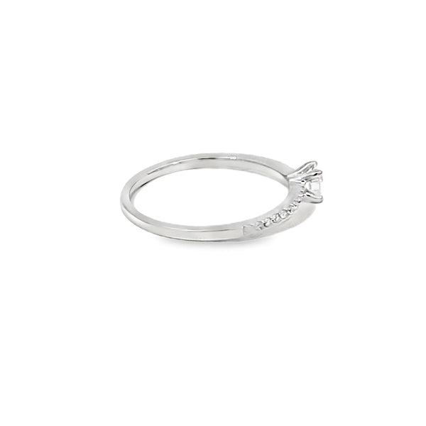 Anillo solitario en oro blanco de 14K con un diamante de 0.30 ct
