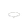 Anillo solitario en oro blanco de 14K con un diamante de 0.15 ct