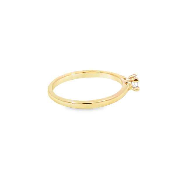 Anillo solitario en oro amarillo de 14K con un diamante de 0.20 ct