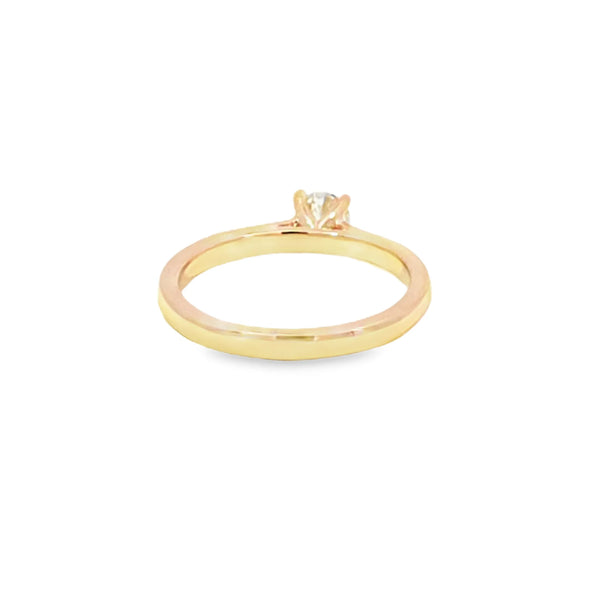 Anillo solitario en oro amarillo de 14K con diamante de 0.35 ct