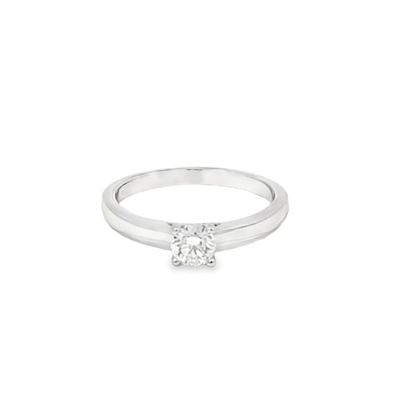 Anillo solitario en oro blanco de 14K con un diamante de 0.35 ct