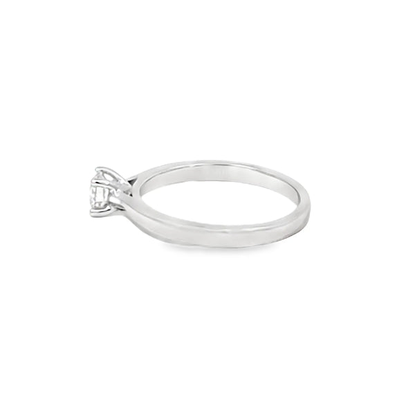 Anillo solitario en oro blanco de 14K con un diamante de 0.35 ct