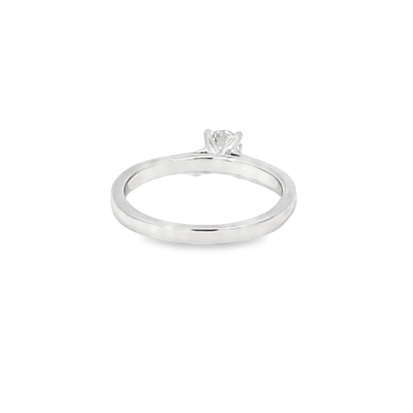 Anillo solitario en oro blanco de 14K con un diamante de 0.35 ct