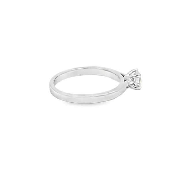Anillo solitario en oro blanco de 14K con un diamante de 0.35 ct