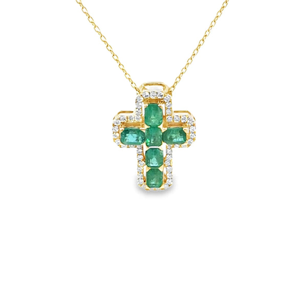 Cruz con cadena en oro amarillo de 14K con 0.32 ct en diamantes y 1.1 ct en esmeraldas