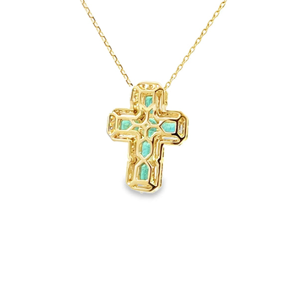 Cruz con cadena en oro amarillo de 14K con 0.32 ct en diamantes y 1.1 ct en esmeraldas