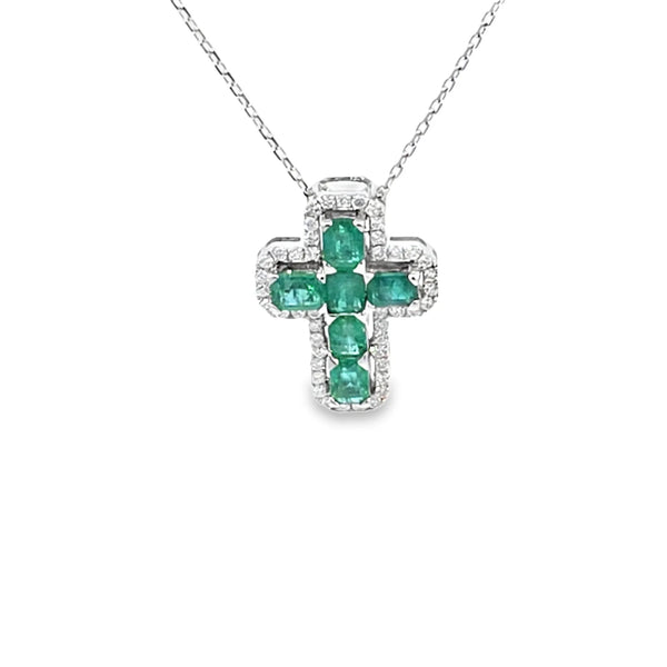 Cruz con cadena en oro blanco de 14K con 0.32 ct de diamantes y 1.1 ct en esmeraldas