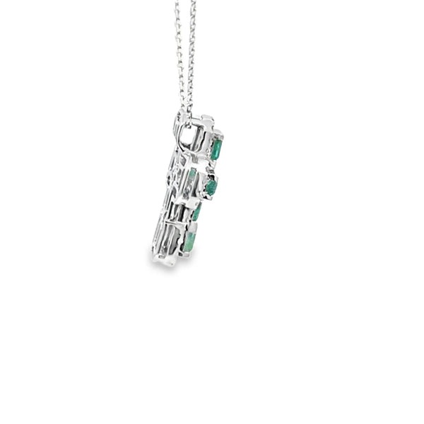 Cruz con cadena en oro blanco de 14K con 0.32 ct de diamantes y 1.1 ct en esmeraldas