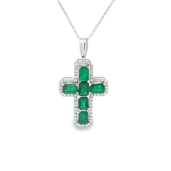 Cruz con cadena en oro blanco de 14K con 0.48 ct en diamantes y 3.81 ct de esmeraldas