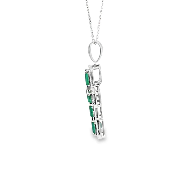 Cruz con cadena en oro blanco de 14K con 0.48 ct en diamantes y 3.81 ct de esmeraldas