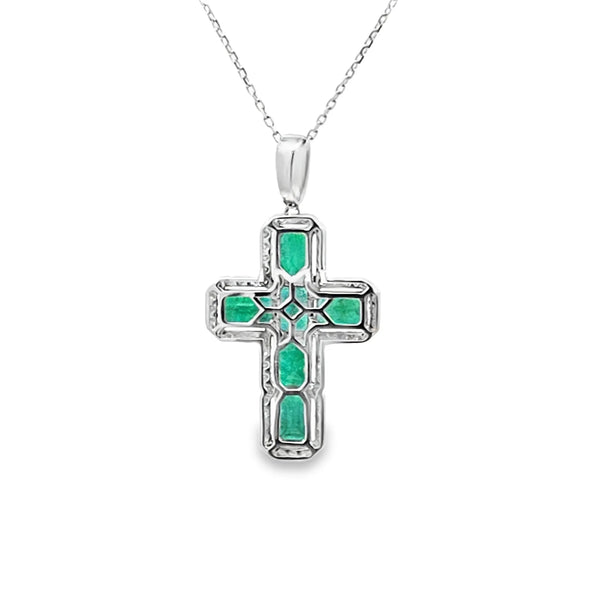 Cruz con cadena en oro blanco de 14K con 0.48 ct en diamantes y 3.81 ct de esmeraldas