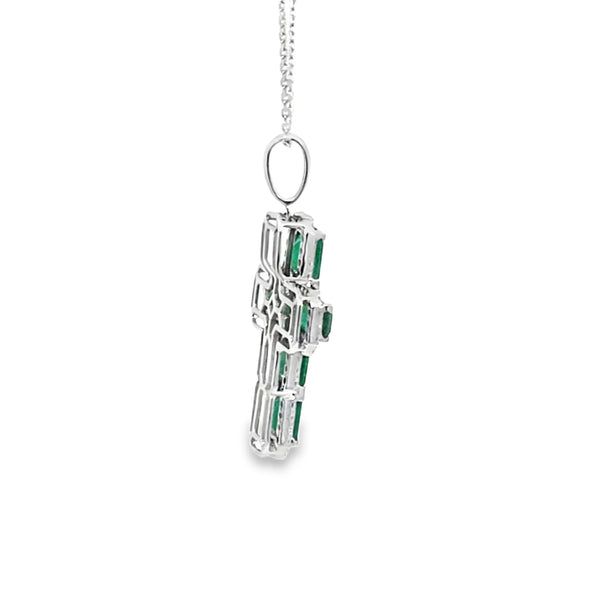 Cruz con cadena en oro blanco de 14K con 0.48 ct en diamantes y 3.81 ct de esmeraldas