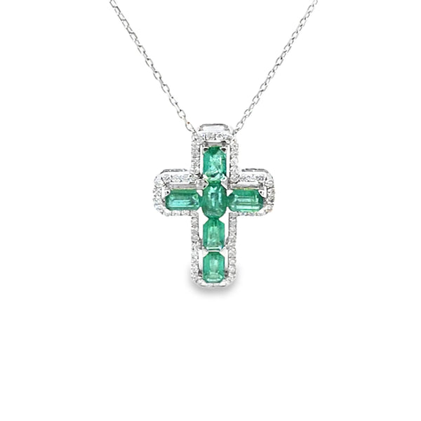 Cruz con cadena en oro blanco con 0.36 ct en diamantes y 2.23 ct en esmeraldas