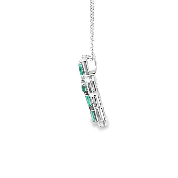 Cruz con cadena en oro blanco con 0.36 ct en diamantes y 2.23 ct en esmeraldas