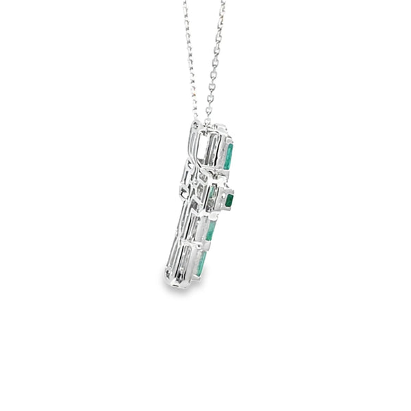 Cruz con cadena en oro blanco con 0.36 ct en diamantes y 2.23 ct en esmeraldas