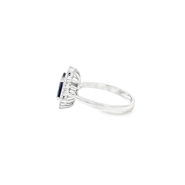 Anillo para dama en oro blanco de 14K con 0.49 ct en diamantes y 2.29 ct de zafiro
