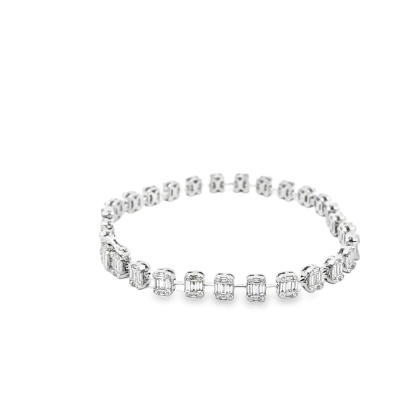 Brazalete en oro blanco de 18K con 2.66 ct de diamantes