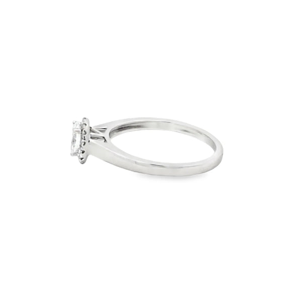 Anillo solitario en oro blanco de 14K con diamante ovalado de 0.37 ct