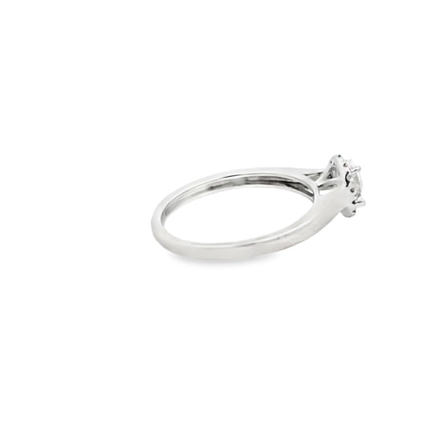 Anillo solitario en oro blanco de 14K con diamante ovalado de 0.37 ct